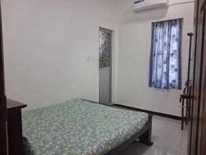 Un dormitorio pequeño con una cama y una ventana. en Trintrip Residence, en Trincomalee