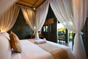 En eller flere senge i et værelse på Kumara Wooden House 3 BR Shared Pool View ZN376 + 16 billeder