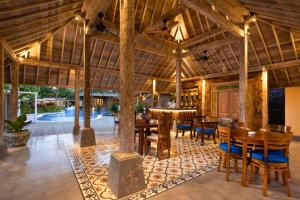 En restaurant eller et andet spisested på Kumara Wooden House 3 BR Shared Pool View ZN376