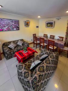 Cusco Imperium House في San Antonio: غرفة معيشة مع كنب وطاولة طعام