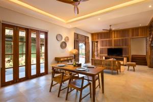 Et opholdsområde på Kumara Wooden House 3 BR Shared Pool View ZN376