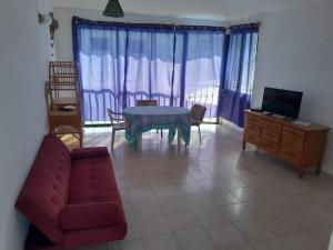 TV a/nebo společenská místnost v ubytování One bedroom apartment in the center with a pool