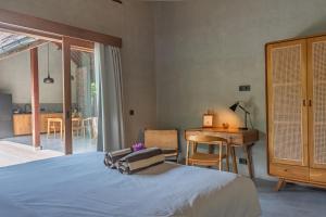 Postel nebo postele na pokoji v ubytování Tropical Luxury 2-BR Villa in Kuta Lombok
