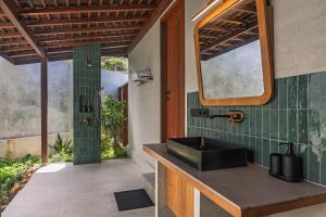 Kuchyň nebo kuchyňský kout v ubytování Tropical Luxury 2-BR Villa in Kuta Lombok