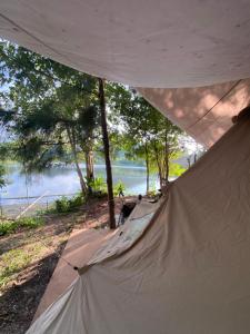 Φυσικό τοπίο κοντά σε οργανωμένο κάμπινγκ