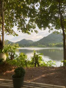 Φυσικό τοπίο κοντά σε οργανωμένο κάμπινγκ