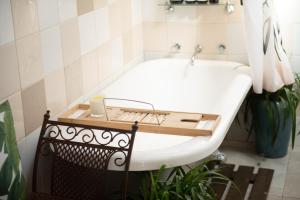 Ένα μπάνιο στο Delphi, Adelaide Hills Garden BnB