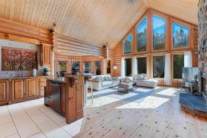 Χώρος καθιστικού στο Fiddler Lake Resort Chalet Deer 59