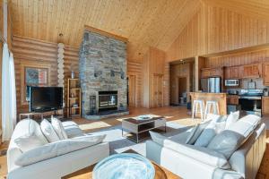 Μια τηλεόραση ή/και κέντρο ψυχαγωγίας στο Fiddler Lake Resort Chalet Deer 59