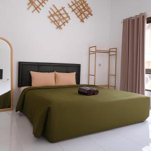 Postel nebo postele na pokoji v ubytování Chandu at Drea Palagan Yogyakarta