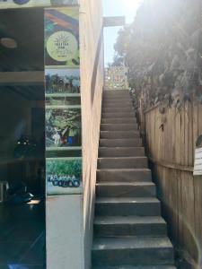 una scala che conduce a un edificio con scala di Apartamento Maleiwa a Dibulla