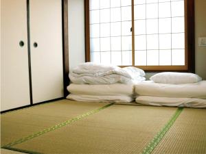 En eller flere senge i et værelse på 亀のや 駅徒歩7分 空港Disney直通 SKACこち亀記念館