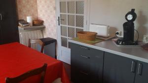 una cocina con encimera y reloj en Maison Nature & Espace en Saint-Clément-des-Baleines