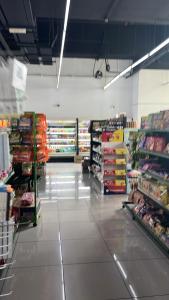 pusty korytarz w sklepie spożywczym z dużą ilością produktów w obiekcie Dans Homestay Heaven w Kuala Lumpur
