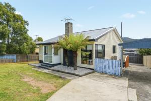 WarraneHobart Family Home near Airport & City的院子里有棕榈树的白色房子