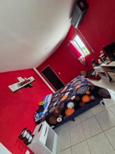 an overhead view of a bedroom with a bed and red walls at Alisos Suite FC Torre 2 in El Ceibal