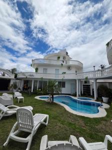 an exterior view of a house with a swimming pool at Alisos Suite FC Torre 2 in El Ceibal