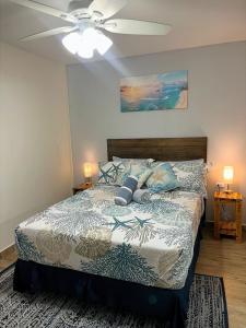 una camera con letto e ventilatore a soffitto di 4B Holiday Haven a Buccoo Altre 53 foto