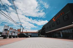 um estacionamento vazio em frente a um prédio em T Hotel Changlun em Changlun