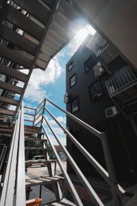 Uma escadaria que leva a um edifício com o céu ao fundo. em T Hotel Changlun em Changlun
