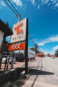 uma placa na lateral de um prédio em uma rua em T Hotel Changlun em Changlun mais 57 fotografias