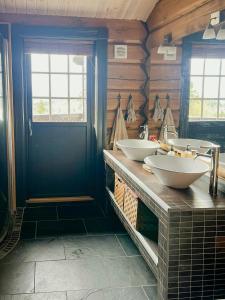 Un baño con tres lavabos y una puerta azul. en Family Cabin With Panoramic Views In Aurdalsåsen, en Aurdal 30 fotos más