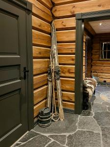 Una entrada a una cabaña con esquís apoyados contra una pared. en Family Cabin With Panoramic Views In Aurdalsåsen, en Aurdal