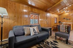 Et opholdsområde på Cabin 2- Two BR Cabin w Hot Tub + 30 billeder