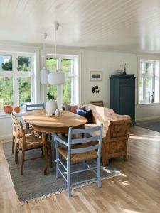 Khu vực ghế ngồi tại Cabin By Telemark Canal With Private Beach