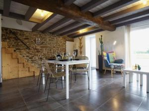 une salle à manger avec une table et des chaises blanches dans l'établissement Charmante maison mitoyenne avec jardin et Wifi en campagne près de Nantes - FR-1-306-1320, à Bouvron