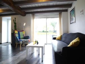 un salon avec un canapé et une table dans l'établissement Charmante maison mitoyenne avec jardin et Wifi en campagne près de Nantes - FR-1-306-1320, à Bouvron 1 autre photo