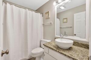 ein weißes Badezimmer mit Waschbecken und Toilette in der Unterkunft 889 Ketch Court in Hilton Head Island + 41 Fotos