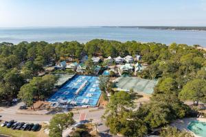 eine Draufsicht auf ein Resort mit Swimmingpool in der Unterkunft 889 Ketch Court in Hilton Head Island