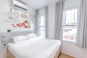 ニューヨークにあるJG Time Hotel by JGSTAY, Times Squareの大きなベッドと窓のある白い寝室