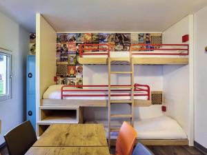 um quarto com dois beliches e uma mesa em hotelF1 Marseille Plan de Campagne N°1 em Cabriès mais 56 fotografias