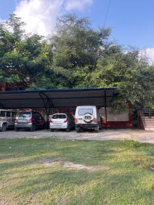 eine Gruppe von Autos auf einem Parkplatz geparkt in der Unterkunft Loylet Carlton in Tambaram