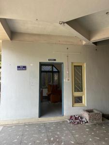 einen Eingang zu einem Gebäude mit offener Tür in der Unterkunft Loylet Carlton in Tambaram