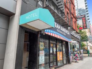 ニューヨークにあるJG Time Hotel by JGSTAY, Times Squareの建物脇の看板
