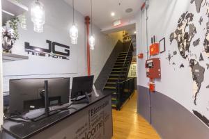 ニューヨークにあるJG Time Hotel by JGSTAY, Times Squareのコンピューターが置かれた机のあるオフィス