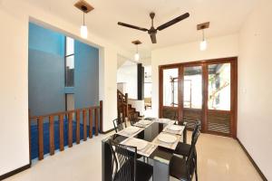 una sala da pranzo con tavolo e sedie di Villa Serein - Giant Suit a Galle