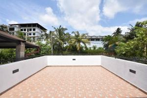 un balcone di un edificio con passerella in mattoni di Villa Serein - Giant Suit a Galle