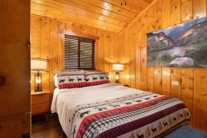 En eller flere senge i et værelse på Cabin 6- Private Hot Tub 5 Min to RMNP