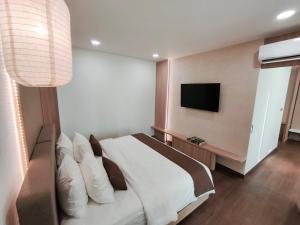 Voodi või voodid majutusasutuse Fahira Hotel Syariah Padang toas