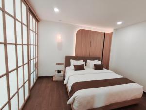 Voodi või voodid majutusasutuse Fahira Hotel Syariah Padang toas