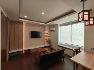 Televiisor ja/või meelelahutuskeskus majutusasutuses Fahira Hotel Syariah Padang