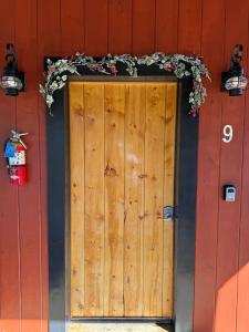 eine Holztür mit Bereich auf dem Dach eines Hauses in der Unterkunft Cabin 9- Spacious cabin- 4 King beds- 2 baths in Estes Park