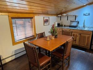 Køkken eller tekøkken på Cabin 10- King Cabin Mins to RMNP