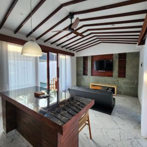 Köök või kööginurk majutusasutuses Pine Tree Beach Hotel