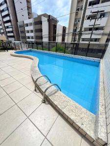 a large blue swimming pool in a building at Cobertura Ponta Verde Vistar Mar in Maceió +30 photos
