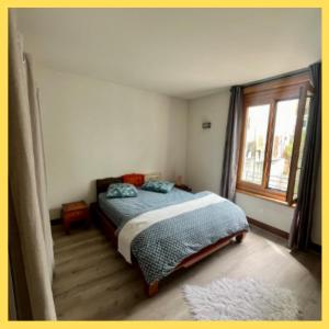 une chambre avec un lit et une fenêtre dans l'établissement Magnifique T3 spacieux de 150 m carrés Vue Lac Léman, à Évian-les-Bains